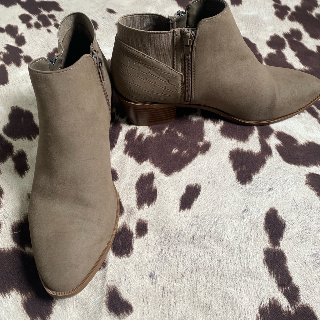 Simply Vera Vera Wang Taupe Ankle Booties